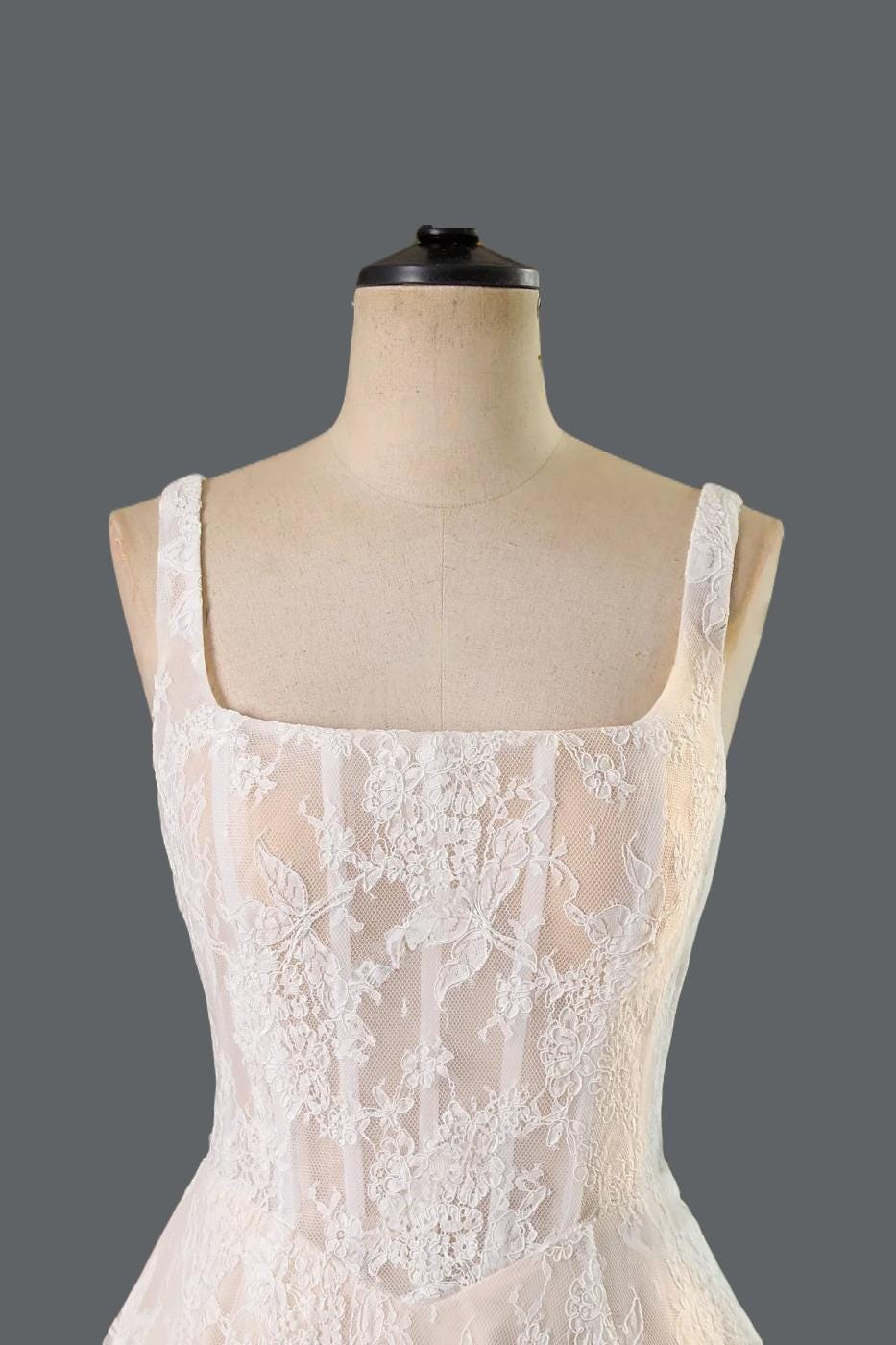 Square-Ausschnitt-Spitze A-Linie Brautkleid mit schönen Spitzenzug