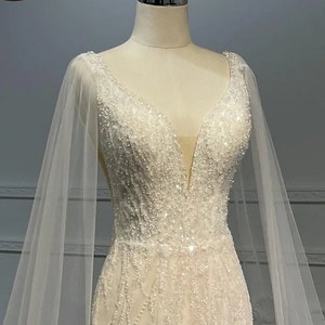 Wunderschönes perlenbesetztes Meerjungfrauen Brautkleid mit abnehmbaren Schalärmeln