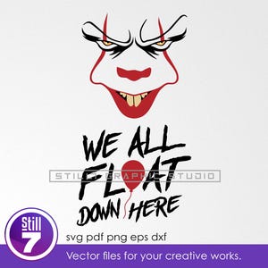 Könnte beinhalten: Ein weißes Grafikdesign mit einem bedrohlichen Clowngesicht mit roten Akzenten und einem finsteren Grinsen. Darunter steht der Text "WE ALL FLOAT DOWN HERE" in einer kräftigen, stilisierten Schriftart mit einem roten Ballon. Das Bild enthält den Text "Still 7".
