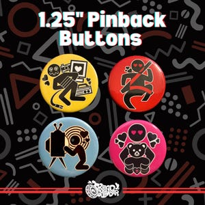 Puede incluir: Cuatro chapas de 3,18 cm con ilustraciones gráficas en negro sobre fondos amarillo, rojo, azul claro y rosa. Los diseños incluyen una persona con un ordenador, una persona con cinturón de seguridad, una persona con televisión y un oso de peluche.