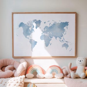 Carte du monde aquarelle bleue – affiche minimaliste en lavis doux – décoration murale apaisante pour chambre de bébé