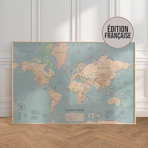 Peut inclure: Une affiche rectangulaire représentant un planisphère politique avec un fond océanique bleu doux et des terres beiges. La carte affiche les frontières, les noms des pays en français, une rose des vents, une légende et un badge ÉDITION FRANÇAISE.