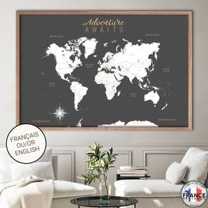 Carte du monde murale grise et blanche avec les noms des pays et des capitales