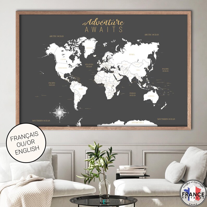 Carte du monde murale grise et blanche avec les noms des pays et des capitales