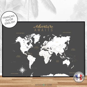 Carte du monde murale grise et blanche avec les noms des pays et des capitales