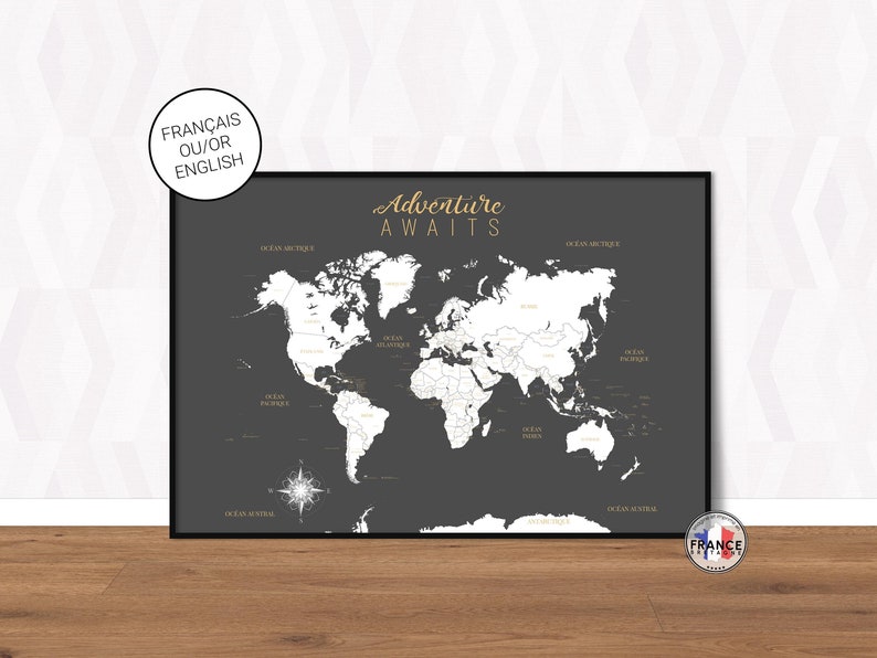 Carte du monde murale grise et blanche avec les noms des pays et des capitales