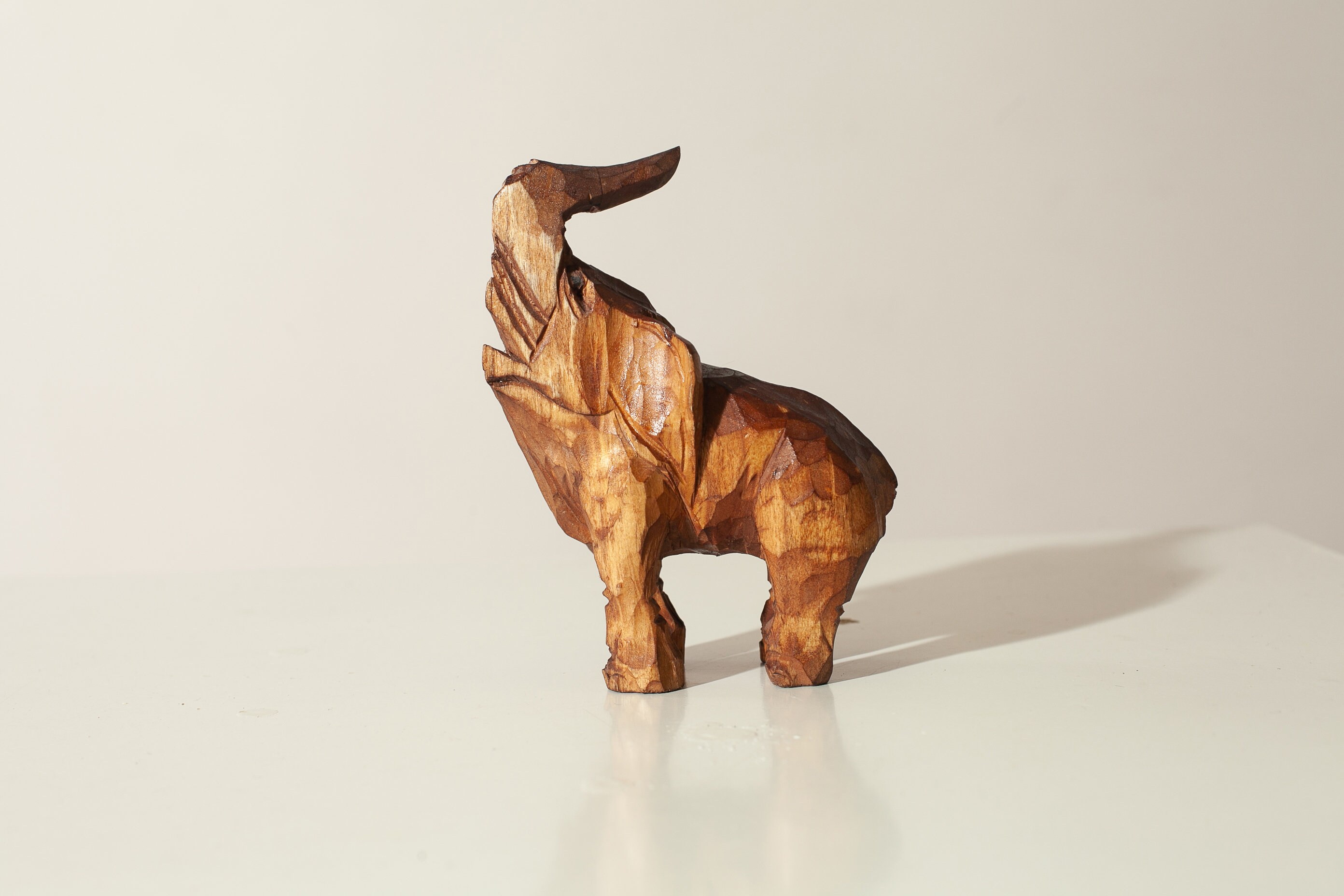 木彫りの象の彫刻 ビンテージフィギュア 木製 素朴なスタイル アフリカ