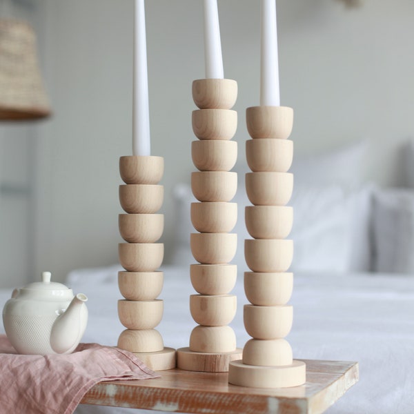 Handgjort ljusstakeset i trä: Skandinavisk rustik heminredning