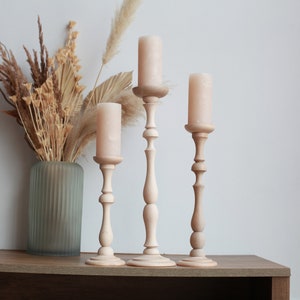 50cm Holz Set 3 Kerzen Holz rustikal Dekor Buche Stumpenkerzenhalter rustikal Charme Bauernhaus Stil Baluster Holz Kerzenhalter