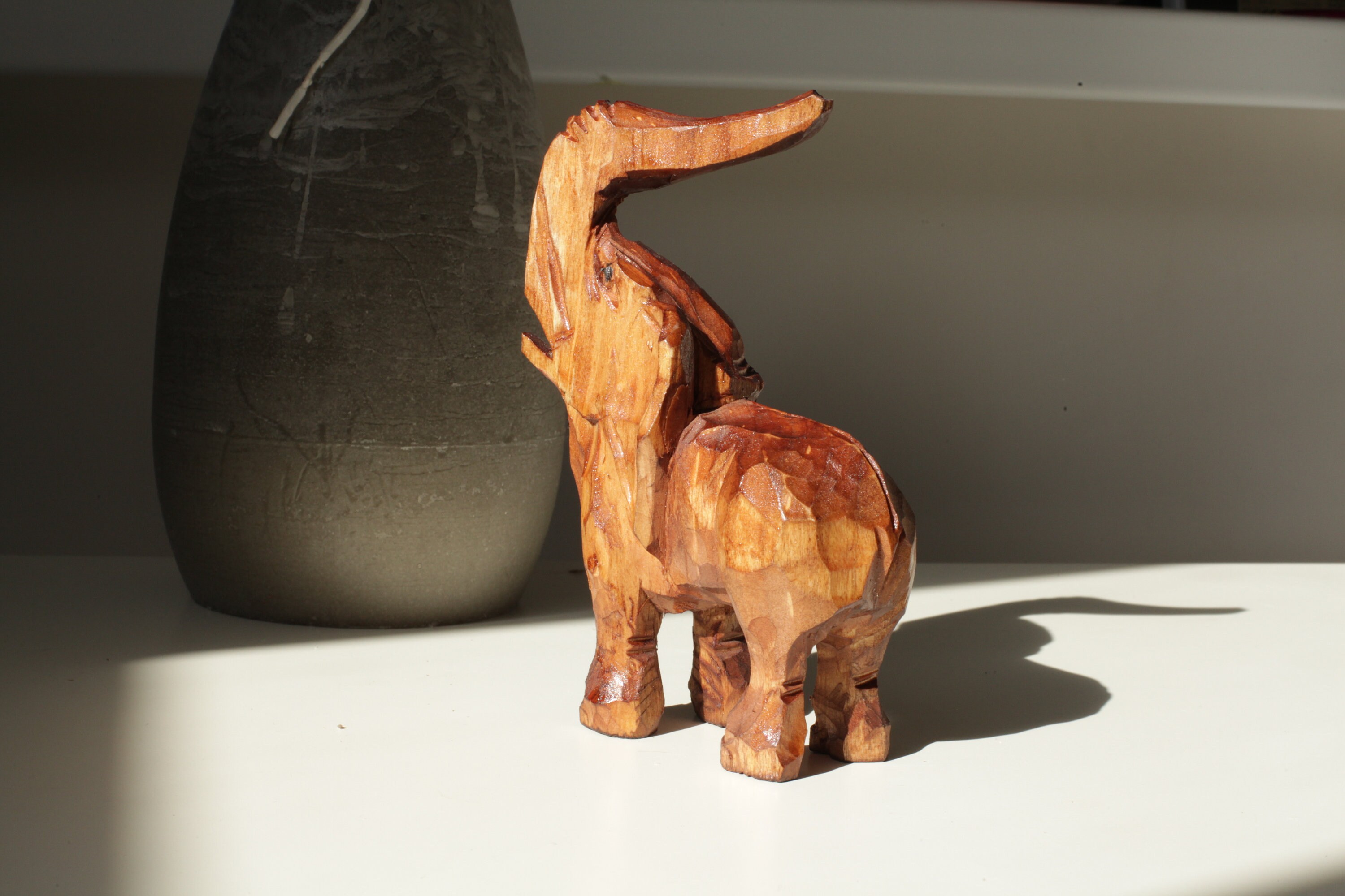 木彫りの象の彫刻 ビンテージフィギュア 木製 素朴なスタイル アフリカ