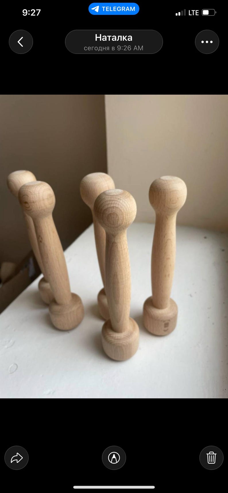 Op de afbeelding: Een verzameling onafgewerkte houten dumbbells. Elke dumbbell heeft een afgeronde handgreep en een cirkelvormige basis. De houtnerf is zichtbaar, waardoor ze een natuurlijke uitstraling hebben. Ze zijn gerangschikt op een wit oppervlak.