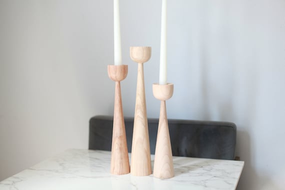 Handgedrechselte Kerzenleuchter aus Holz : Rustikales Geschenk für die Wohnungseinrichtung