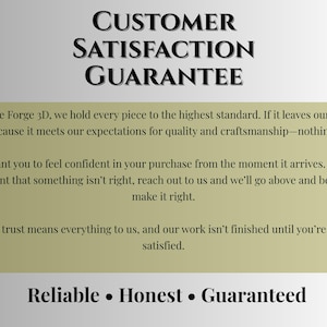K&ouml;nnte beinhalten: Eine rechteckige Grafik mit hellolivfarbenem Hintergrund und schwarzem Text. Die &Uuml;berschrift lautet Customer Satisfaction Guarantee. Der Text beschreibt ein Engagement f&uuml;r Qualit&auml;t und Kundenservice. Die Fu&szlig;zeile zeigt Reliable, Honest, Guaranteed.