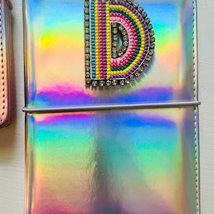 Cubierta de pasaporte holográfica con monograma iridiscente, pasaporte y tarjetero de vacunación EE. UU. ***CLOSEOUT***