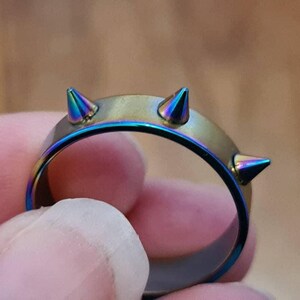 Anillo gótico de triple punta – acero inoxidable, múltiples acabados