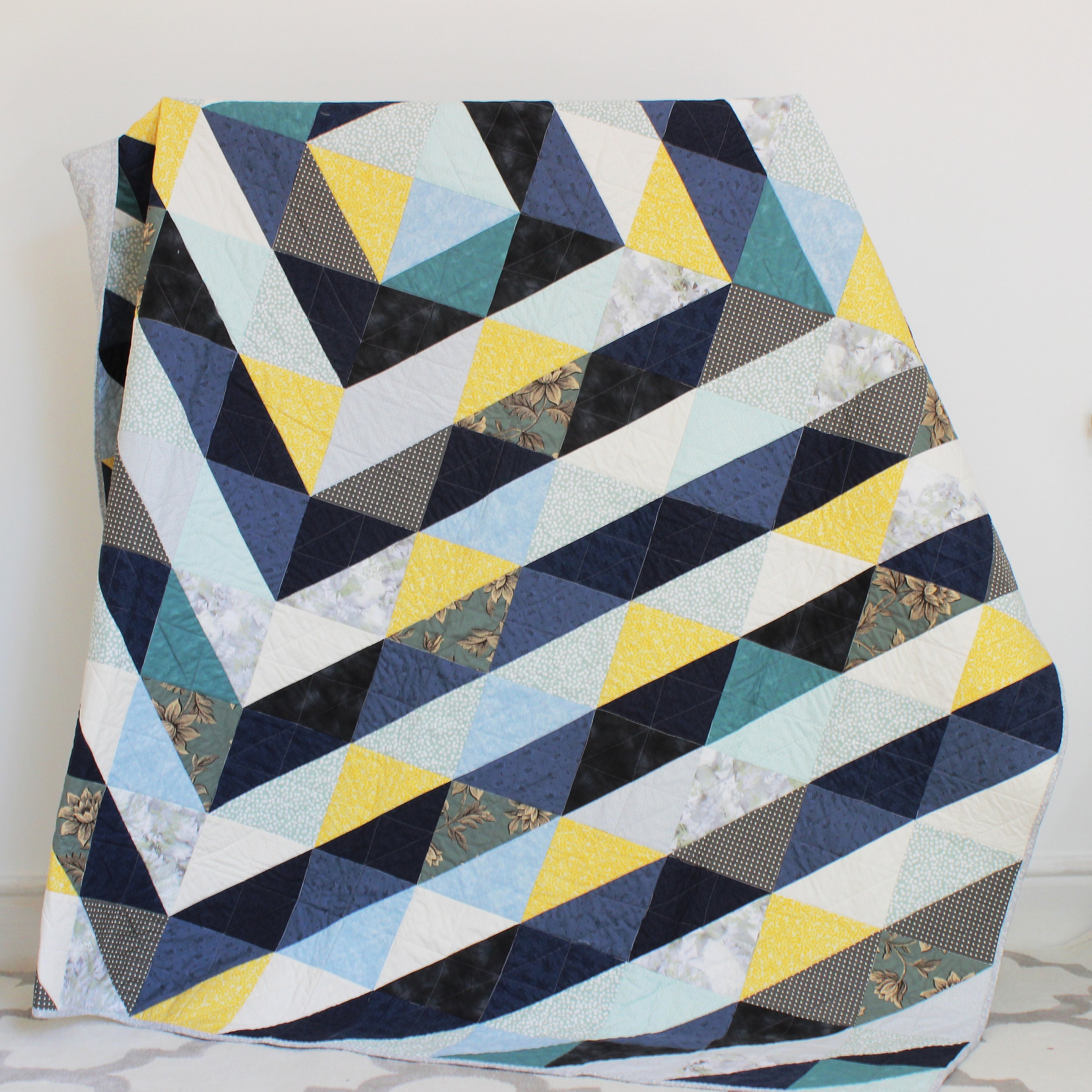 Courtepointe Géométrique Moderne de Patchwork, Autour Du Monde La Courtepointe Faite à Main Bleue et