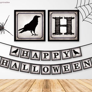 Puede incluir: Pancarta de Halloween en blanco y negro con las palabras "Happy Halloween" y una silueta de cuervo en cada bandera. Dos impresiones enmarcadas con una silueta de cuervo y la letra "H" están por encima de la pancarta.