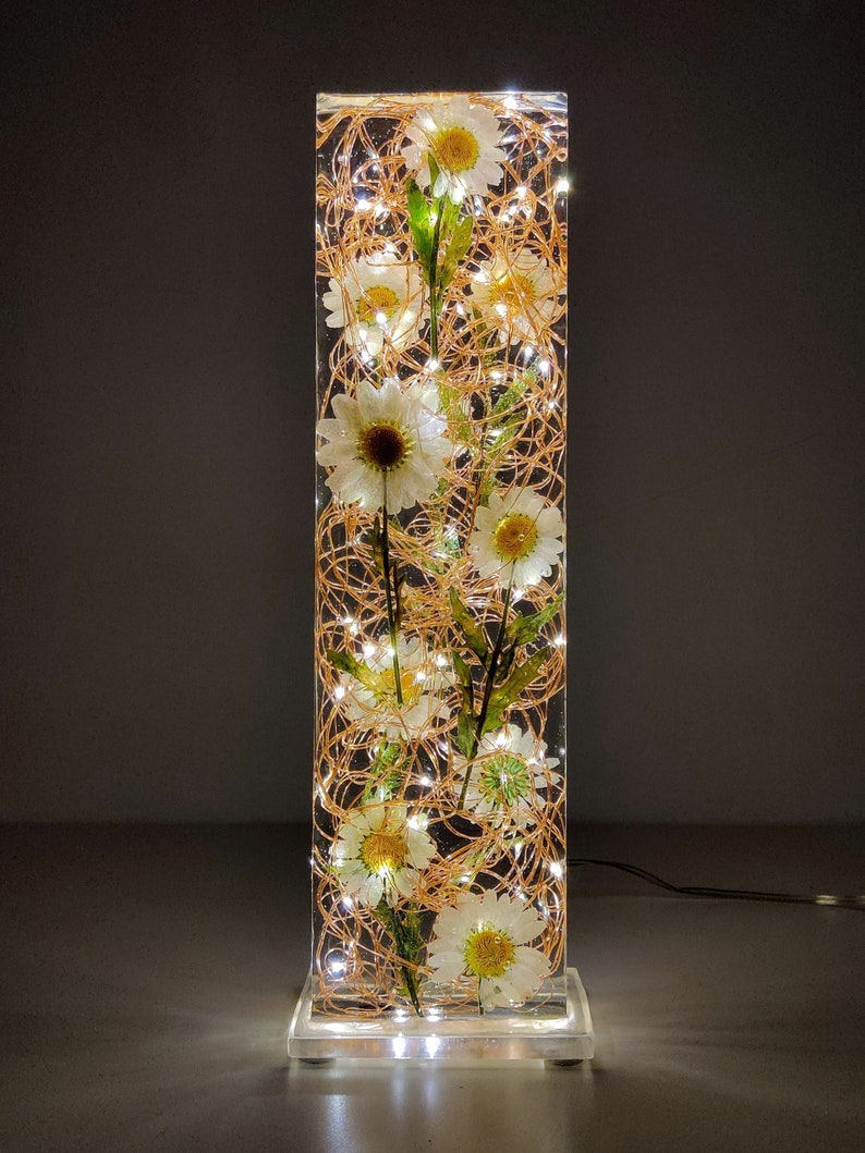 Gänseblümchen-Lampe Gänseblümchen und Harz-Lichtskulptur Echte Blumenlampe Gänseblümchen-Licht Blumenskulptur Tischlampe Blumenakzentlampe. Bild 1