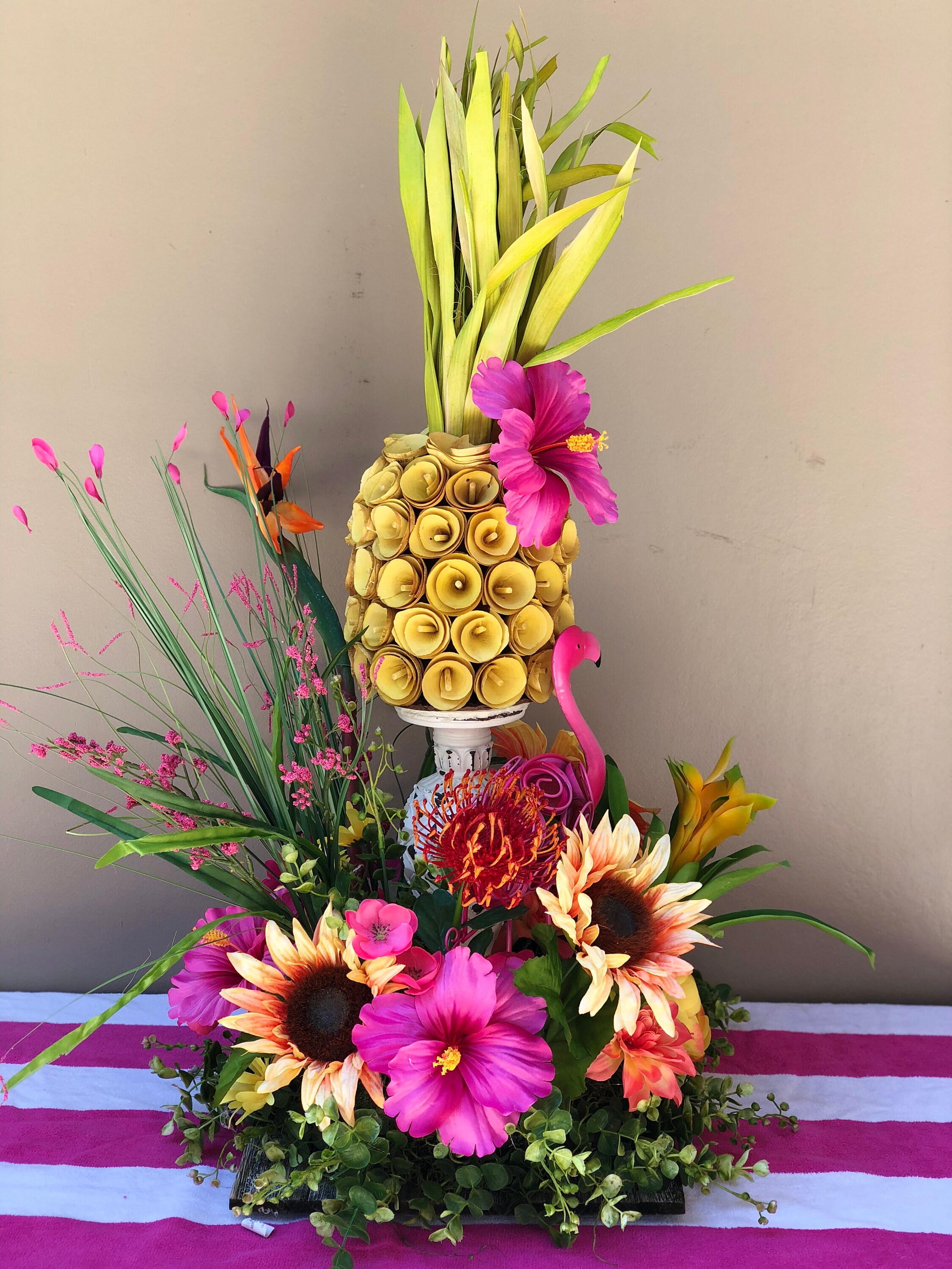 New Tropical Centerpieces with Simple Decor
