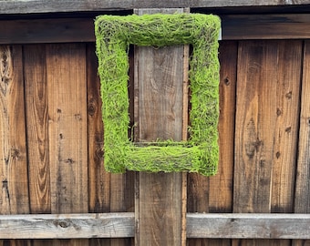 EXCLUSIVE Moss Wreath w/ Basket 19”x 15”x3”