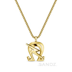 Può includere: Collana con pendente dorato. Il pendente presenta un simbolo Omega stilizzato con un fulmine. La catena e il pendente hanno una finitura lucida. La parola "SANDZ" è stampata in basso nell'immagine.