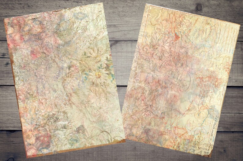 K&ouml;nnte beinhalten: Zwei Papierschichten im Vintage-Stil mit einem verwitterten, strukturierten Hintergrund. Das Papier hat eine hellbeige Farbe mit verblassten rosa, blauen und roten Blumenmustern.