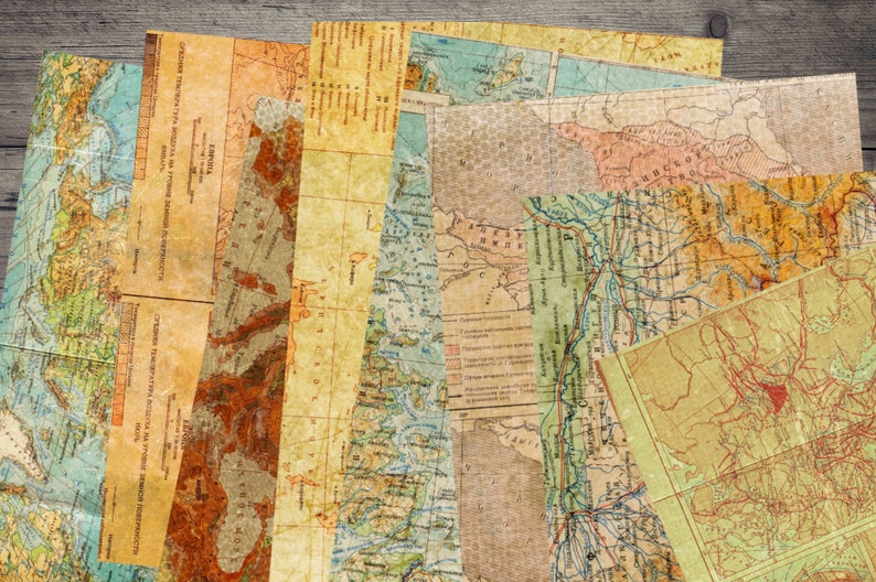 Peut inclure: Une collection de cartes anciennes dans diff&eacute;rentes nuances de brun, vert et bleu, avec des textes et des marques estomp&eacute;s. Les cartes sont dispos&eacute;es de mani&egrave;re al&eacute;atoire, cr&eacute;ant un effet de collage.