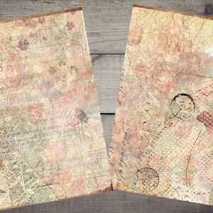 K&ouml;nnte beinhalten: Zwei Papierschichten im Vintage-Stil mit einem abgenutzten, verblassten Look. Die Bl&auml;tter sind mit einer Collage von Texturen bedeckt, darunter Blumenmuster, handschriftlicher Text und Spitze. Die Bl&auml;tter sind hellbeige mit rosa und braunen Farbt&ouml;nen.