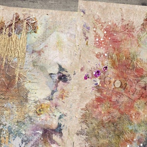 Op de afbeelding: Abstracte kunstcollage met een textuur achtergrond in tinten van bruin, roze en paars. De collage bevat gouden accenten, handschrift, en bloemmotieven.