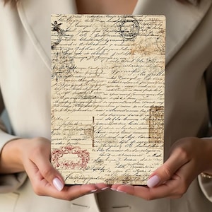 Pu&ograve; includere: Un diario o taccuino rettangolare in stile vintage, con aspetto di carta invecchiata. La copertina presenta scritte a mano, timbri ed elementi decorativi nei toni del seppia. Il taccuino &egrave; tenuto tra le mani di una persona.
