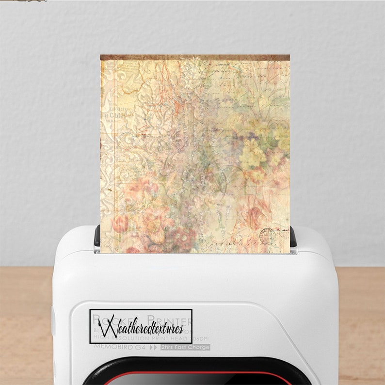 K&ouml;nnte beinhalten: Ein wei&szlig;er Drucker mit einem roten Akzent an der Unterseite. Der Drucker druckt ein Papier im Vintage-Stil mit einem Blumenmuster. Der Drucker tr&auml;gt den Text "Weatheredtextures" auf der Vorderseite.