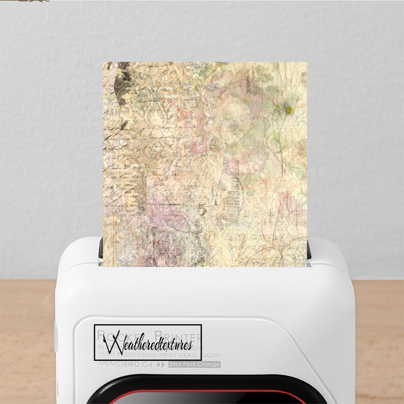 K&ouml;nnte beinhalten: Ein wei&szlig;er Drucker mit einem roten Akzent an der Unterseite. Der Drucker druckt ein Blatt Papier mit einem Vintage-Blumenmuster. Der Drucker hat ein Logo mit der Aufschrift "Weatherredtextures" und "Memobird G4" mit einem Symbol f&uuml;r schnelles Laden.
