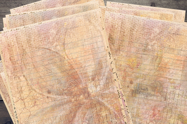 Op de afbeelding: Een stapel vintage-stijl gelinieerd papier met een vervaagd bloemenontwerp en een textuur achtergrond.