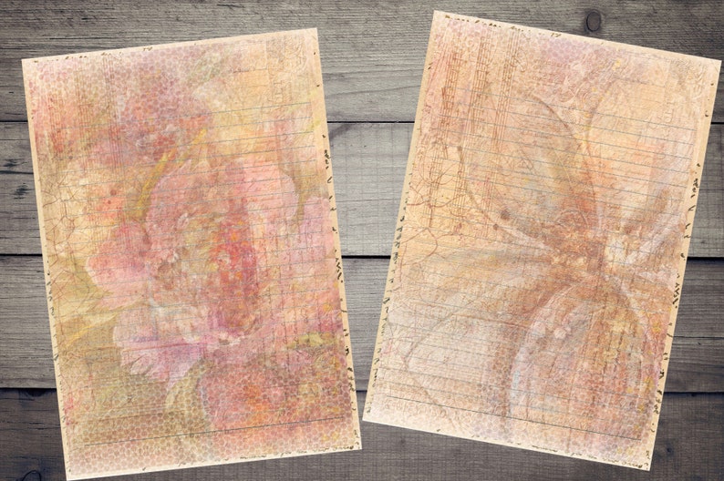 Op de afbeelding: Twee vintage-stijl papieren vellen met gelinieerd schrijfpapier en een vervaagd bloemenontwerp. Het papier heeft een textuur, een verouderde uitstraling met een subtiel honingraatpatroon.