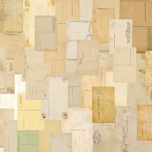 以下が含まれることがあります： ベージュとクリームの様々な色合いのヴィンテージのポストカードのコレクション。一部は経年劣化や摩耗の跡が見られます。ポストカードはランダムなパターンで配置されており、テクスチャのある背景になっています。