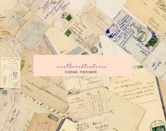 Könnte beinhalten: Eine Sammlung von Vintage-Postkarten mit handgeschriebenen Nachrichten und Briefmarken. Die Postkarten sind abgenutzt und verblasst, was ihnen ein rustikales und antikes Aussehen verleiht. Der Text auf den Postkarten lautet "weatheredtextures VINTAGE POSTCARDS".