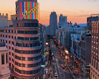 Coucher de soleil sur la Gran Vía, Madrid. Espagne. Espagne