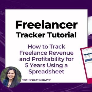 Könnte beinhalten: Eine Frau mit dunklen Haaren und einem hellblauen Hemd lächelt in die Kamera. Der Text "Freelancer Tracker Tutorial" ist in großer, fetter Schrift. Der Text "How to Track Freelance Revenue and Profitability for 5 Years Using a Spreadsheet" ist in kleinerer Schrift. Der Text "with Morgan Province, PMP" ist in kleinerer Schrift. Zwei Screenshots einer Tabellenkalkulation sind im Hintergrund zu sehen.