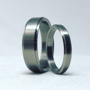 Passende Eheringe - Satin Finish - Titan Ring Set - Hochzeit Band Set - handgemachte Ring Set - Groovy Ring Set - Preis ist für beide Ringe