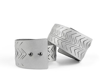 Pulseira de couro prateado com punho reciclado cortado a laser