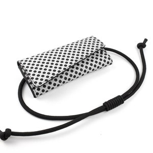 Bolso de diseño, bolso de festival de cuero blanco y negro, paquete de cintura de malla, bolso pequeño con asa de cuerda, bolso de nudo de cuero genuino reciclado imagen 1