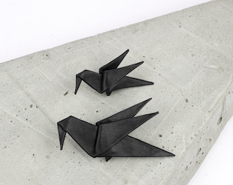 Spilla geometrica con ciondolo a forma di uccello origami nero in vera pelle