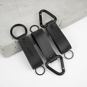 デザイナーキーリング、本革キーチェーン、黒のカスタムキーホルダー、パーソナライズされたミニマルな商品、彼/彼女へのギフト