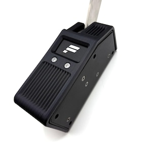 以下が含まれることがあります： 白いロゴが表示された画面を備えた黒い長方形のデバイス。デバイスはリブ付きの前面を持ち、銀色のネジで固定されています。銀色の金属片が上部から伸びています。