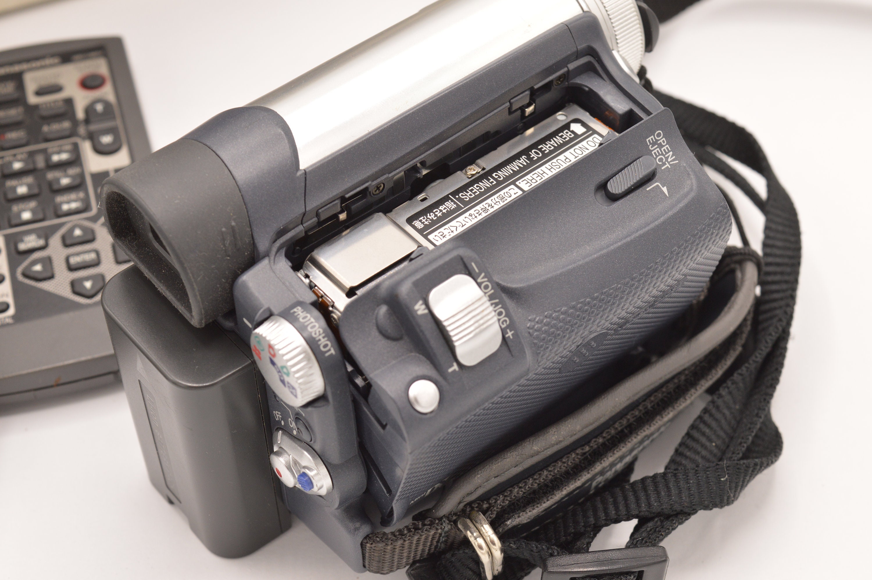 Panasonic NV-GS15 ビデオカメラ(ケース、付属品あり) il_fullxfull.5956732639_s9fj.jpg