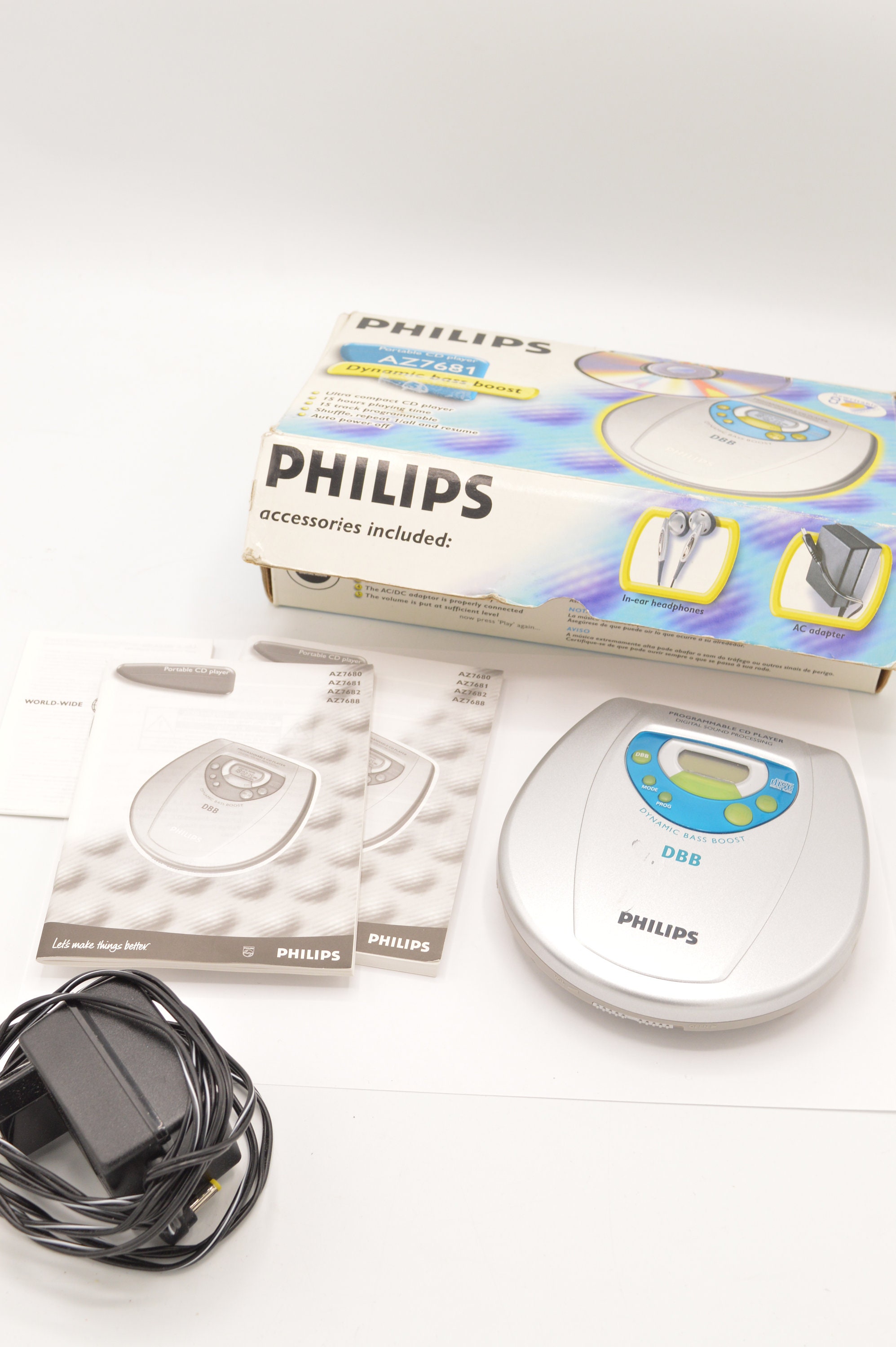 Philips AZ7681 Walkman CD player in original box WITH 220V transformer