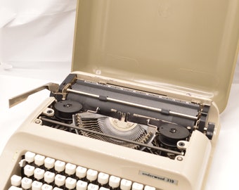 Vintage portable typewriter - Underwood 319 - with cover -