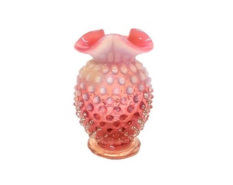 Antiguo Fenton Cranberry Opalescente Miniatura Hobnail Bud Jarrón #3855 Tri Arrinconado