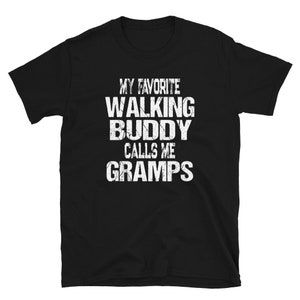 Puede incluir: Camiseta negra con texto blanco que dice "Mi amigo favorito para caminar me llama abuelo".