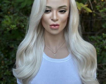 Peluca de encaje frontal de cabello humano ondulado, mezcla de cabello humano, mezcla 13x3, balayage rubio pálido con efecto "besado por el sol", 22", raya libre, estilo multidireccional en capas.